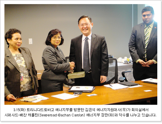 김은석 에너지자원대사와 시퍼사드-배찬 캐롤린 에너지부 장관과 악수를 나누고 있습니다.